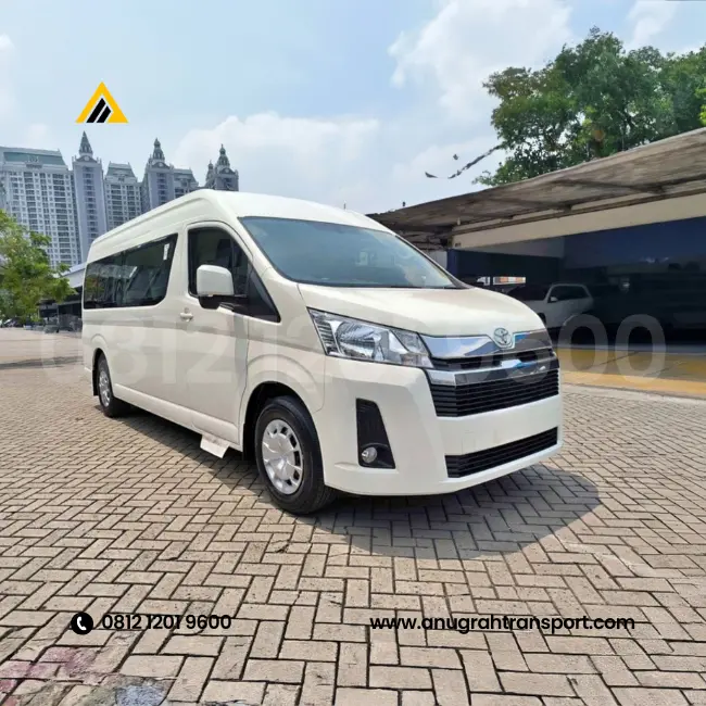 Penyewaan mobil Hiace Premio untuk wisata